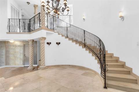 8135 NW 164th Ter, Miami Lakes FL - photo 7 of 52