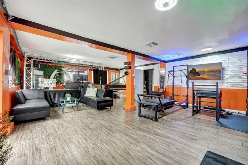 6 bedroom SingleFamilyResidence at 18600 NE 7th Ct, Pickwick Lake Ests Sec 2, North Miami Beach — photo 4