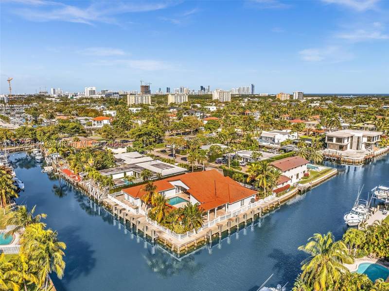 5 bedroom SingleFamilyResidence at 12904 Banyan Rd, VENETIAN SEC KEYSTONE POI, North Miami — photo 3