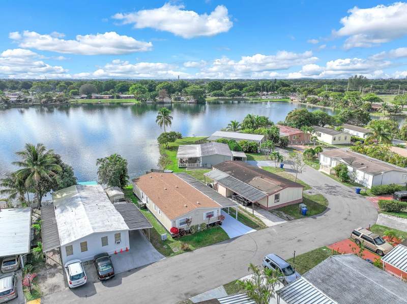 4 bedroom MobileHome at 5520 NW 203rd, Royal Country, Miami Gardens — photo 2