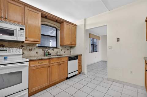 481 Ives Dairy Rd 105-4, Miami FL - photo 10 of 37