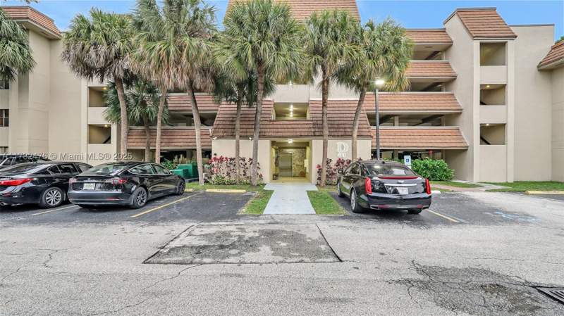 2 bedroom Condominium at 481 Ives Dairy Rd 105-4, Summertree Vilg Calif Cl, Miami — photo 2