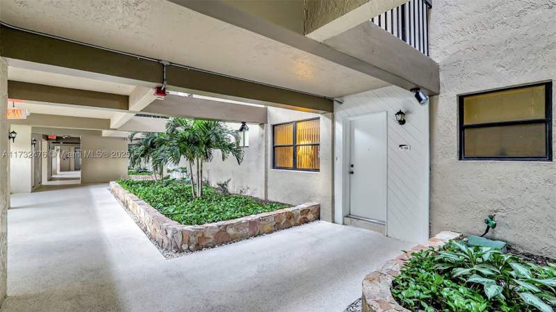 2 bedroom Condominium at 481 Ives Dairy Rd 105-4, Summertree Vilg Calif Cl, Miami — photo 3