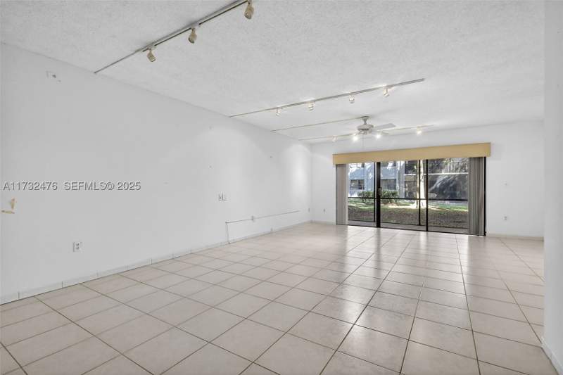 2 bedroom Condominium at 481 Ives Dairy Rd 105-4, Summertree Vilg Calif Cl, Miami — photo 4