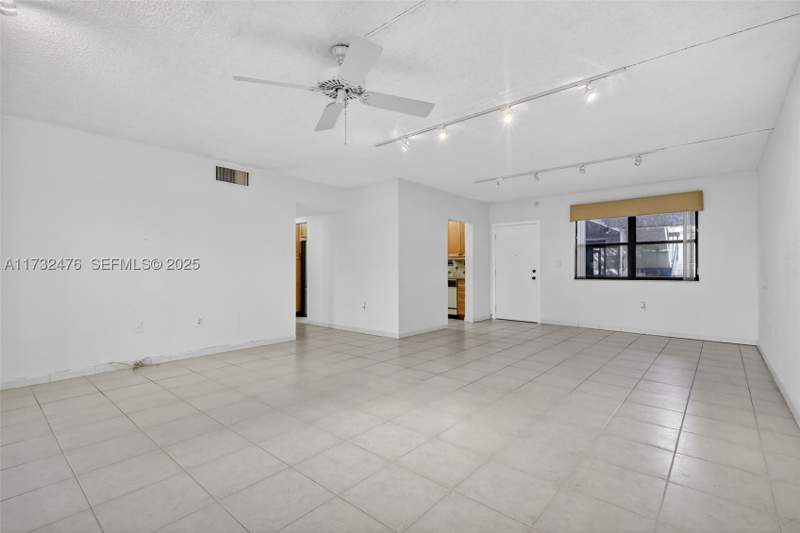2 bedroom Condominium at 481 Ives Dairy Rd 105-4, Summertree Vilg Calif Cl, Miami — photo 5
