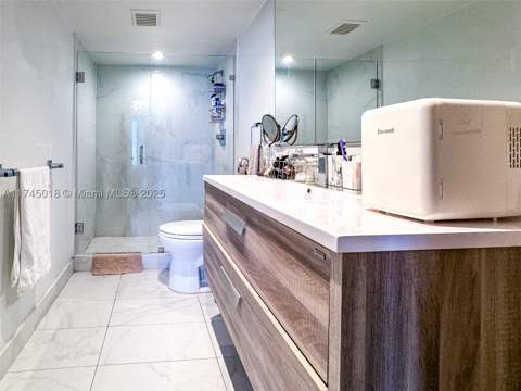 100 Bayview Dr 721, Sunny Isles Beach FL - photo 11 of 33