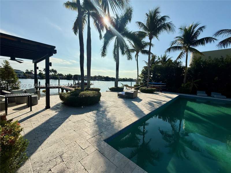 4 bedroom SingleFamilyResidence at 1670 Daytonia Rd, Biscayne Point, Miami Beach — photo 2