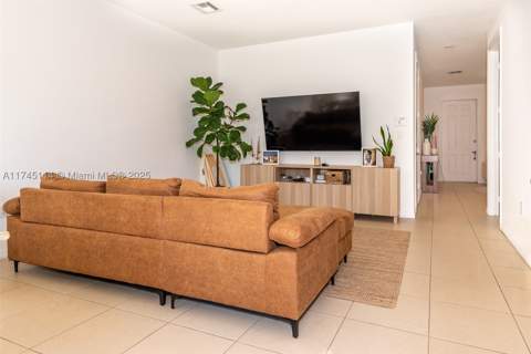 686 NE 191st Ter, Miami FL - photo 10 of 32