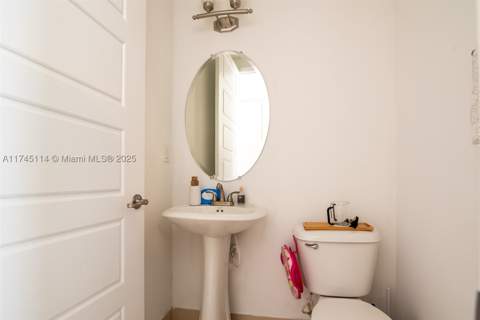 686 NE 191st Ter, Miami FL - photo 12 of 32