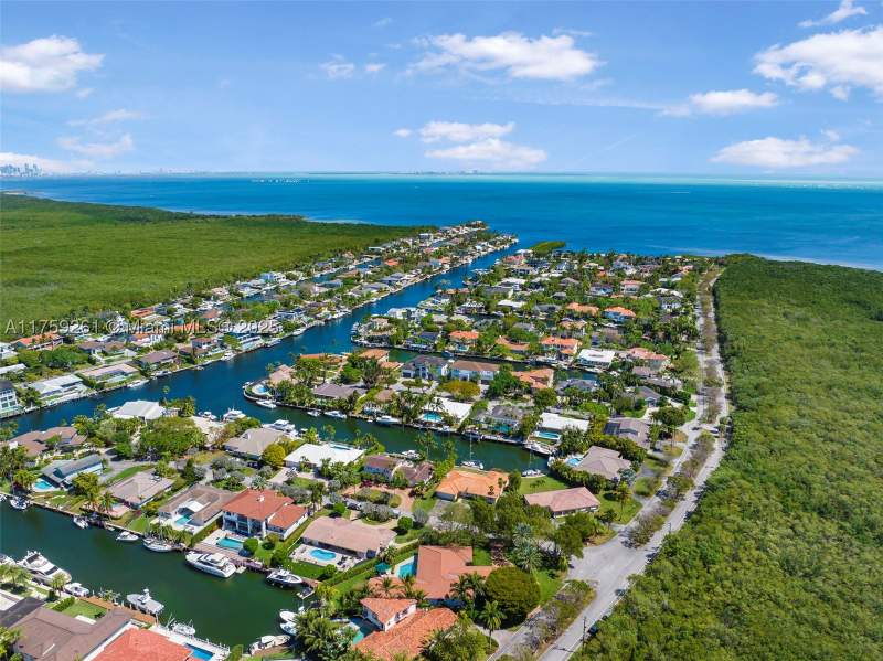 5 bedroom SingleFamilyResidence at 1117 Bella Vista Ave, Coral Bay Sec D, Coral Gables — photo 2