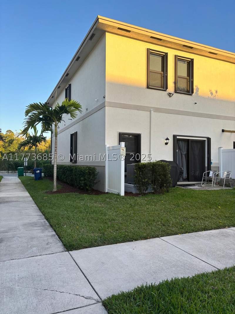 3 bedroom Townhouse at 1130 SW 6th Ave 0, Regal Palm, Florida City — photo 2