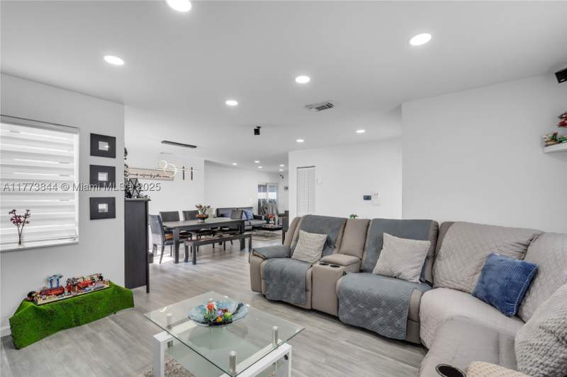 3 bedroom SingleFamilyResidence at 13351 SW 27th St, Lisboa Homes, Miami — photo 5