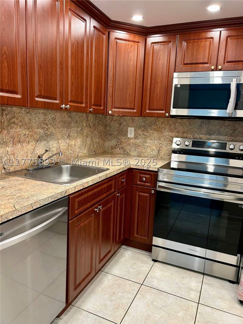 2 bedroom Condominium at 484 NW 165th St Rd A-316, Montecarlo Condo, Miami — photo 3