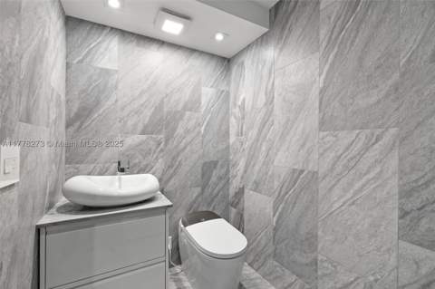 1658 Bay Rd 504, Miami Beach FL - photo 6 of 18