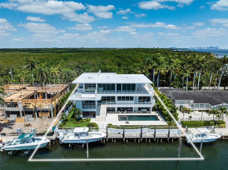 6 bedroom SingleFamilyResidence at 830 Lugo Ave, Coral Bay Sec B, Coral Gables — photo 2