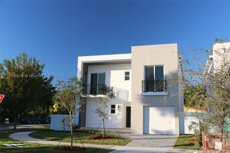 4 bedroom SingleFamilyResidence at 900 SW 24th Rd, Brickell Estates, Miami — photo 1