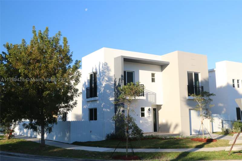 4 bedroom SingleFamilyResidence at 900 SW 24th Rd, Brickell Estates, Miami — photo 2