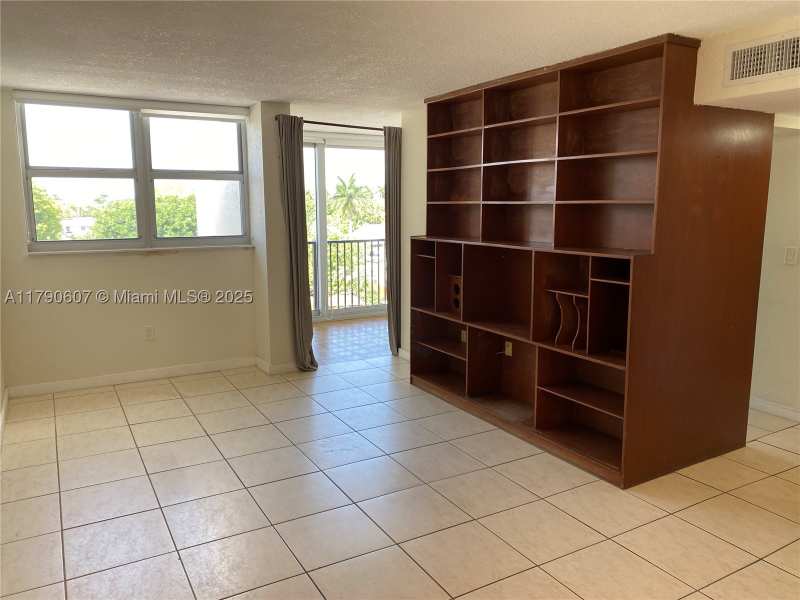 1 bedroom Condominium at 9411 SW 4th St 404, Versaille Gardens I Condo, Miami — photo 1
