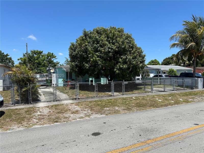 4 bedroom SingleFamilyResidence at 911 E 39th Pl, Linden Gardens, Hialeah — photo 1