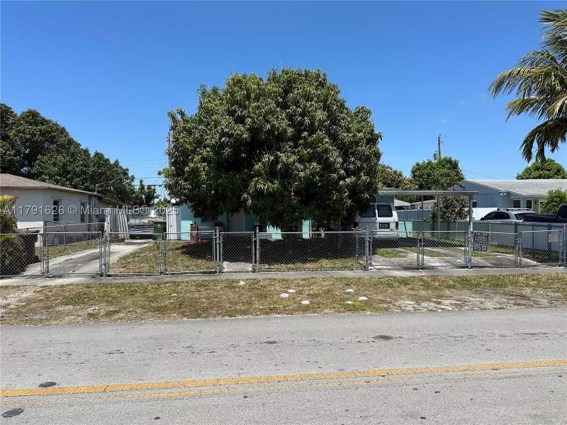 4 bedroom SingleFamilyResidence at 911 E 39th Pl, Linden Gardens, Hialeah — photo 2