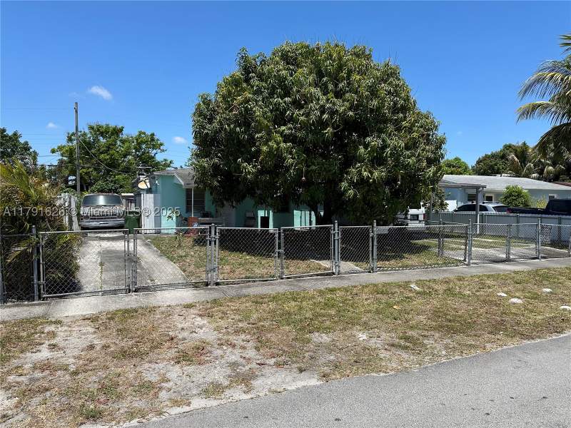 4 bedroom SingleFamilyResidence at 911 E 39th Pl, Linden Gardens, Hialeah — photo 3