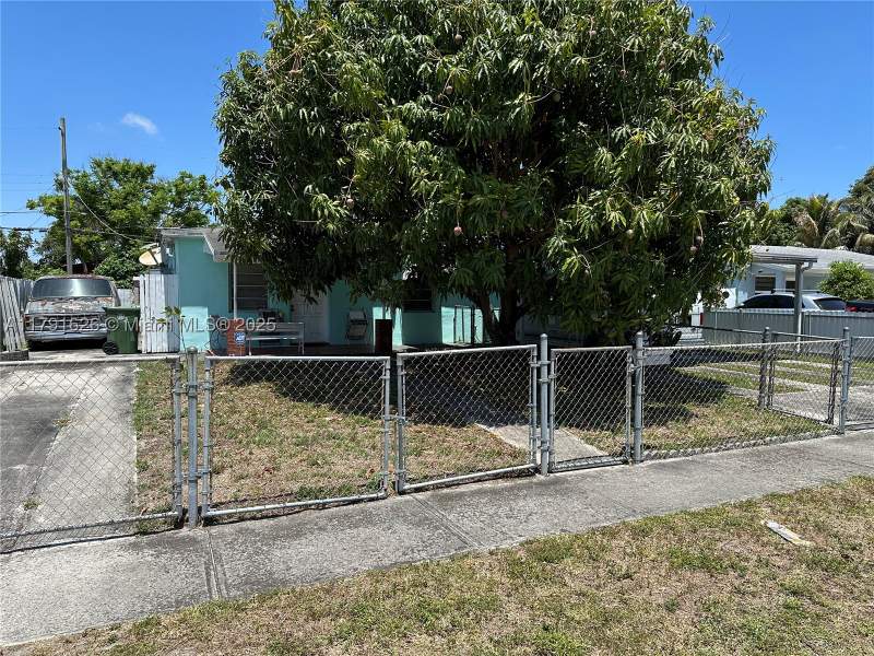4 bedroom SingleFamilyResidence at 911 E 39th Pl, Linden Gardens, Hialeah — photo 4