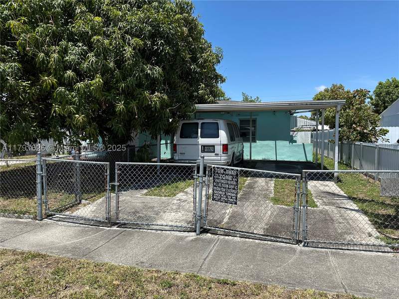 4 bedroom SingleFamilyResidence at 911 E 39th Pl, Linden Gardens, Hialeah — photo 5