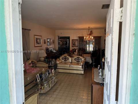 911 E 39th Pl, Hialeah FL - photo 8 of 28
