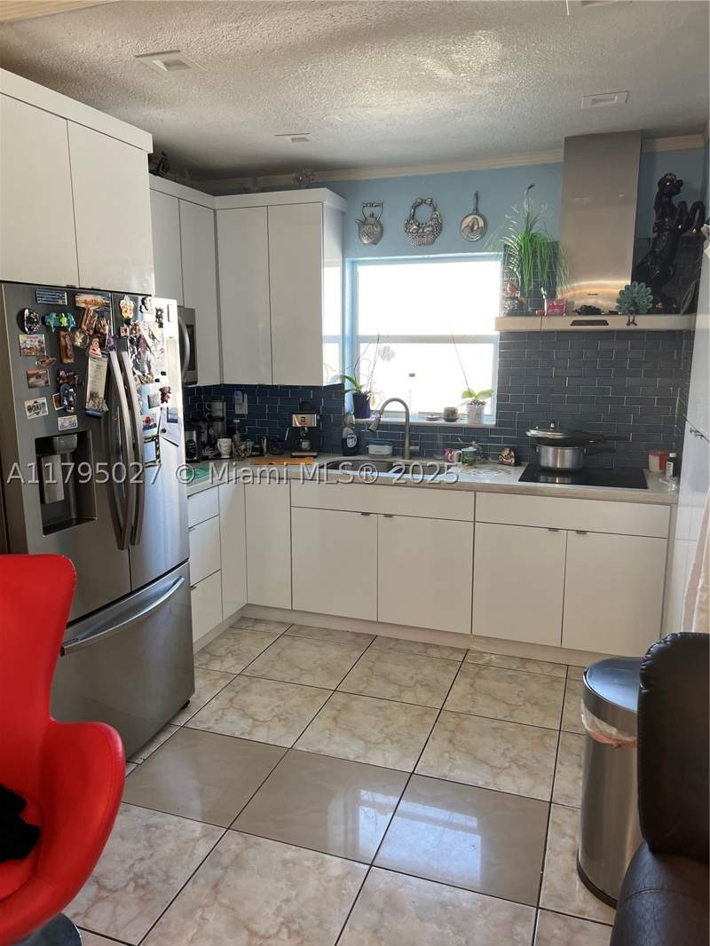 3 bedroom SingleFamilyResidence at 240 E 39th St, Sunset Manor, Hialeah — photo 3