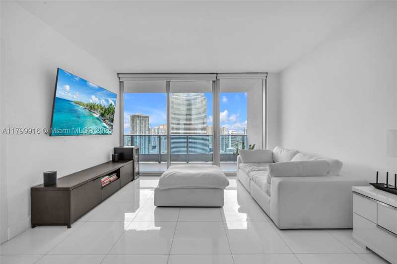 1 bedroom Condominium at 200 Biscayne Boulevard Way 4012, Epic West Condo, Miami — photo 1