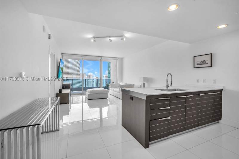 1 bedroom Condominium at 200 Biscayne Boulevard Way 4012, Epic West Condo, Miami — photo 3