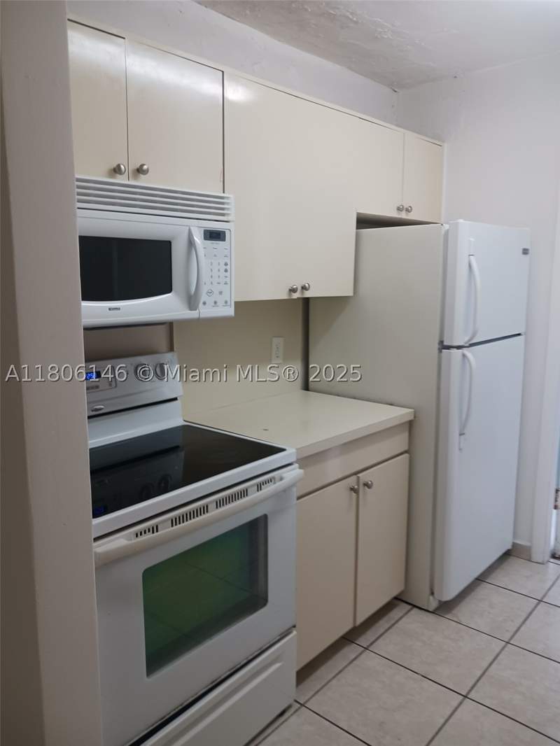 1 bedroom StockCooperative at 2700 NE 135th St 30, Fairmont House Inc - Co-O, North Miami — photo 3