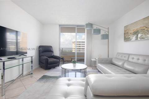 5555 Collins Ave 14U, Miami Beach FL - photo 19 of 40