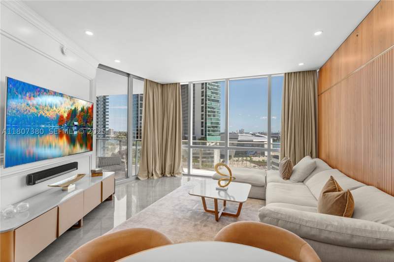 2 bedroom Condominium at 851 NE 1st Ave 1409, Paramount Miami Worldcent, Miami — photo 2