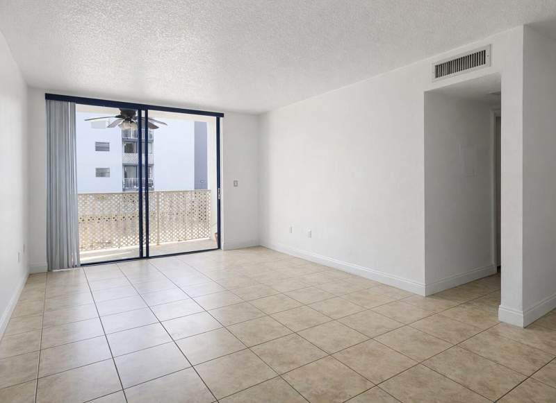 2 bedroom Condominium at 8185 NW 7th Street 214, Fontainebleau Gardens, Miami — photo 3