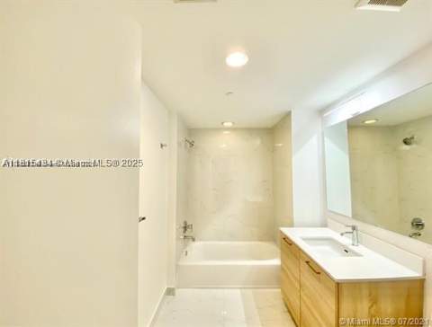 16385 Biscayne Blvd 702, North Miami Beach FL - photo 6 of 46
