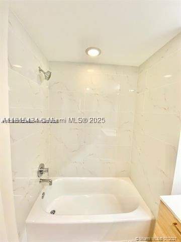 16385 Biscayne Blvd 702, North Miami Beach FL - photo 7 of 46