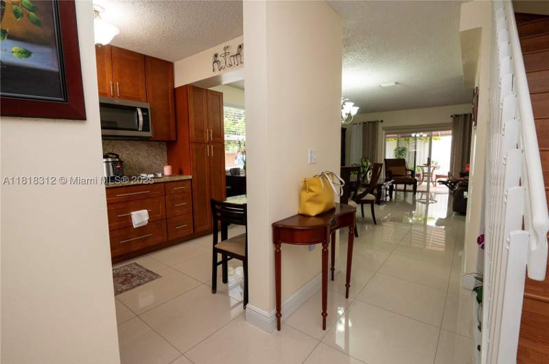 2 bedroom Townhouse at 2375 W 74th St 106-6, West 74th Street Condo, Hialeah — photo 4
