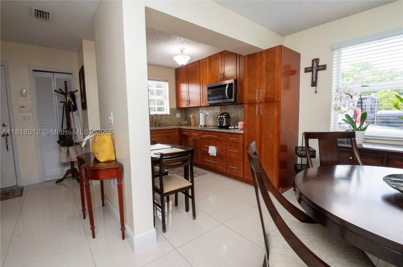 2 bedroom Townhouse at 2375 W 74th St 106-6, West 74th Street Condo, Hialeah — photo 5