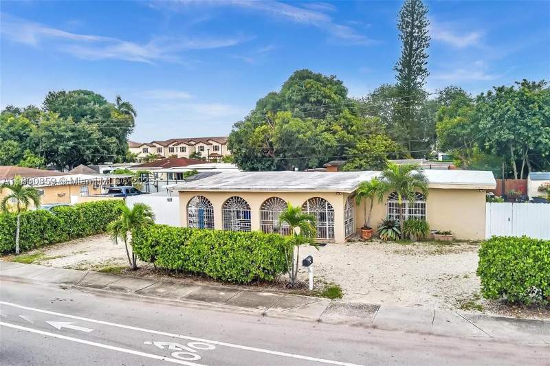 4 bedroom SingleFamilyResidence at 12840 NW 22nd Ave, Golf Estates, Miami — photo 2