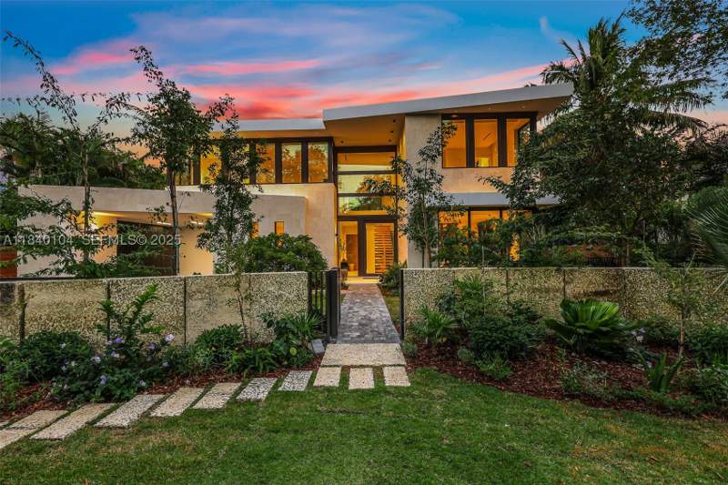 7 bedroom SingleFamilyResidence at 3860 Little Ave, Ye Little Wood Estates, Miami — photo 2