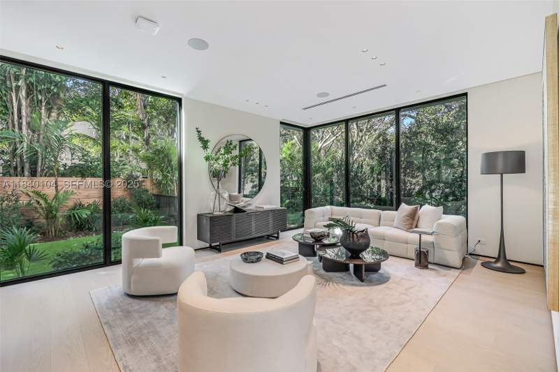 7 bedroom SingleFamilyResidence at 3860 Little Ave, Ye Little Wood Estates, Miami — photo 5