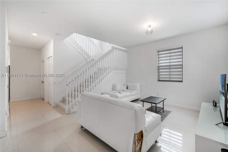 5 bedroom SingleFamilyResidence at 12861 SW 229 th terrace, Herran -Barkett Subdvision, Miami — photo 4