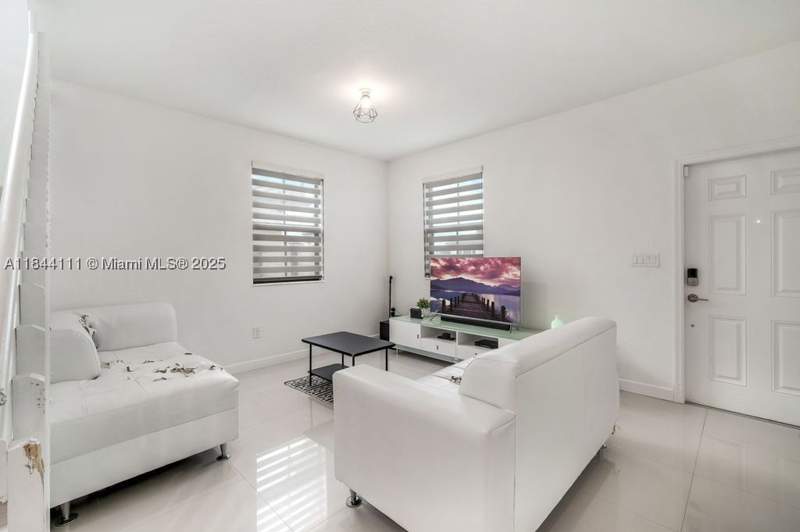 5 bedroom SingleFamilyResidence at 12861 SW 229 th terrace, Herran -Barkett Subdvision, Miami — photo 5