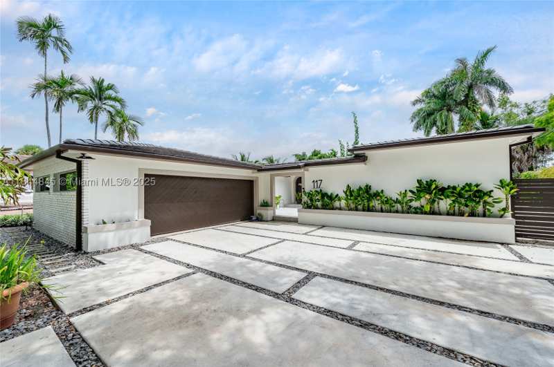4 bedroom SingleFamilyResidence at 117 S Royal Poinciana Blvd, Pl 1 Of East Springs, Miami Springs — photo 1