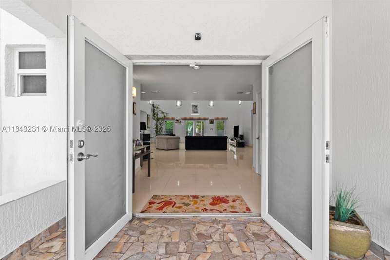 5 bedroom SingleFamilyResidence at 5045 SW 67th Ave, Blue Hgts, South Miami — photo 3