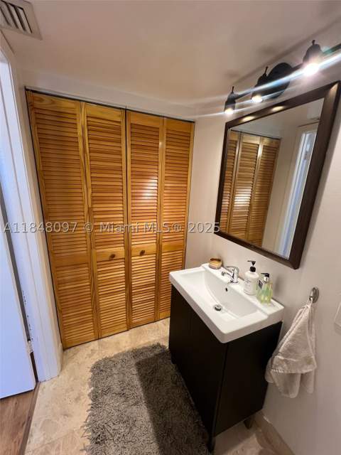 540 Brickell Key Dr 1524, Miami FL - photo 15 of 46