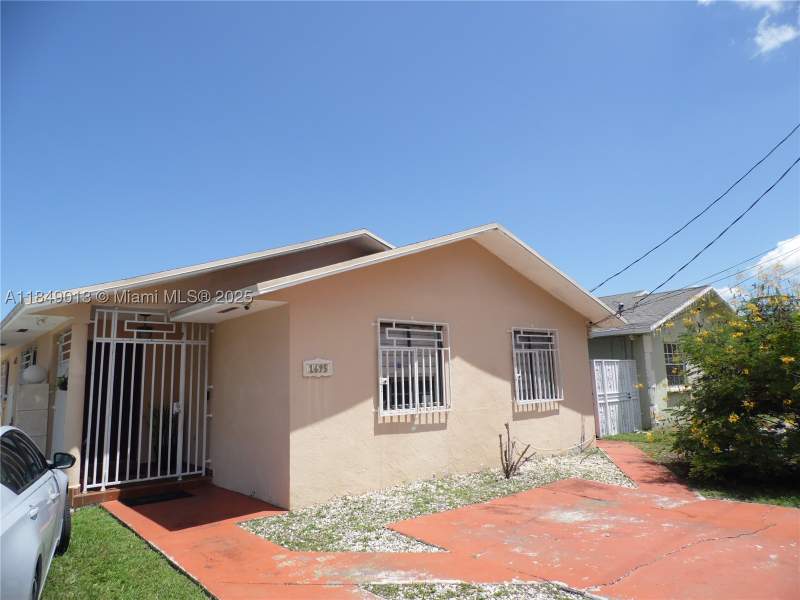 4 bedroom SingleFamilyResidence at 1695 W 6th Ave, San German Su8, Hialeah — photo 2