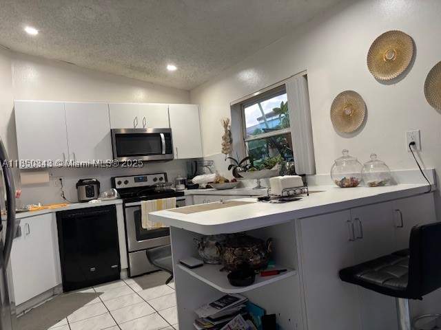 3 bedroom SingleFamilyResidence at 21024 SW 118th Pl, STRAWBERRY FIELD SUB, Miami — photo 4