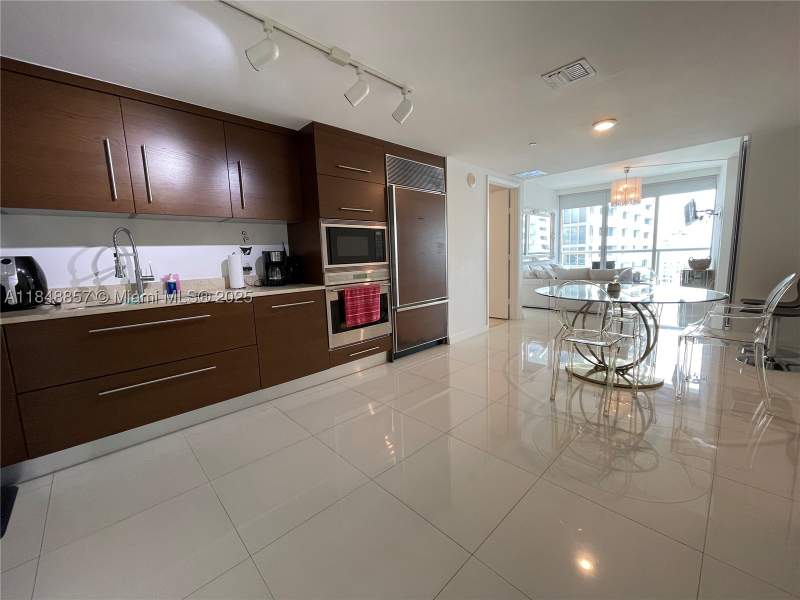 1 bedroom Condominium at 485 Brickell Ave 3711, Icon Brickell Condo No 3, Miami — photo 2